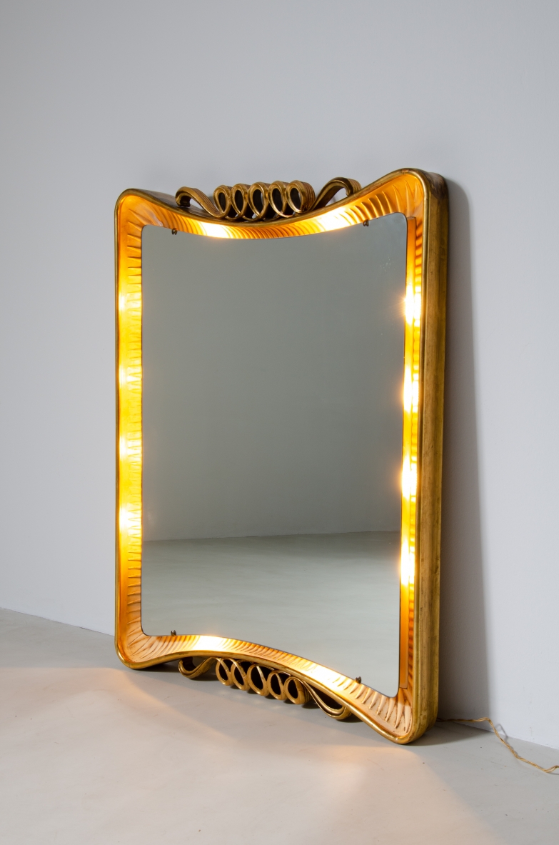 Osvaldo Borsani, rara specchiera retroilluminata in legno dorato.  Manifattura ABV Borsani Varedo, 1940ca.