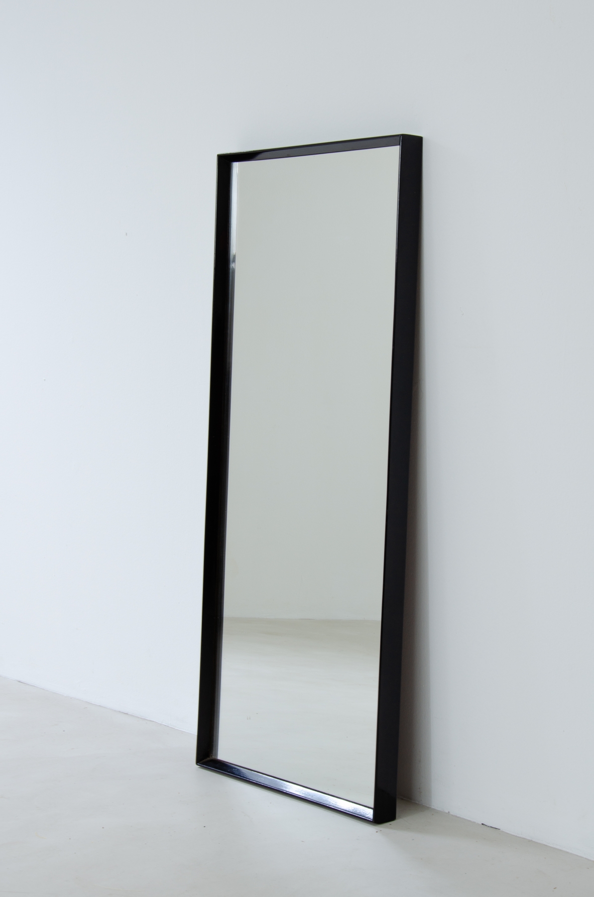 Specchiera in legno scuro tagliato a diamante.  Manifattura Italiana, 1940ca.