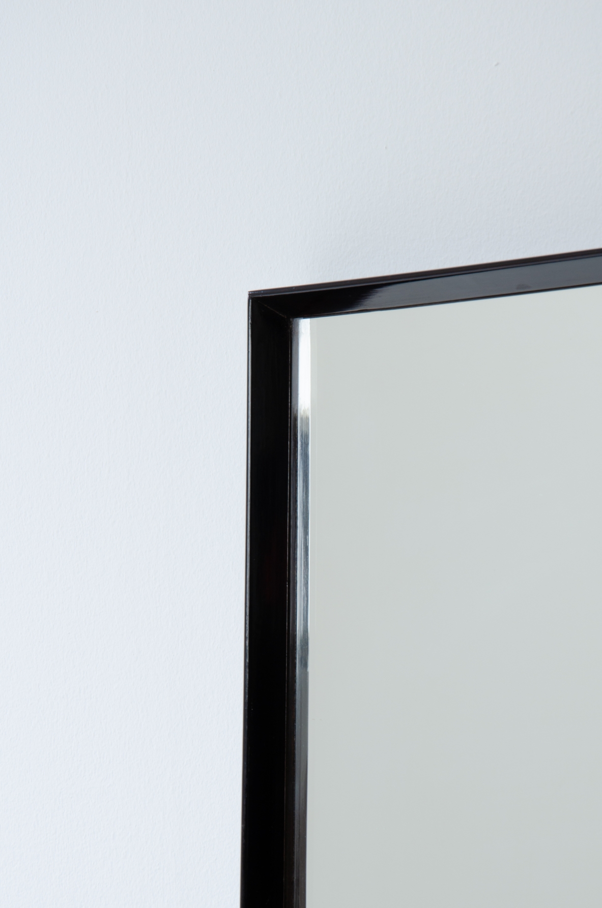 Specchiera in legno scuro tagliato a diamante.  Manifattura Italiana, 1940ca.