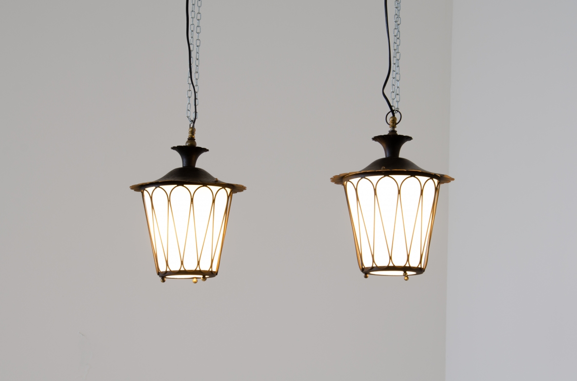 Coppia di lampadari con struttura in metallo verde scuro e dettagli in ottone.    Vetro bianco curvato all interno.  Casa & Giardino anni 30.   