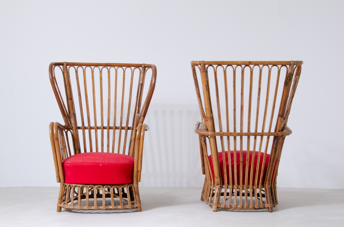 Coppia di poltroncine in rattan con seduta imbottita.  Manifattura italiana, anni '50.