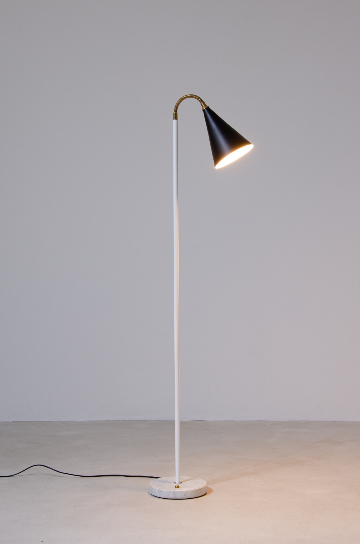 Angelo Ostuni, piantana da lettura con diffusore a cono in metallo verniciato e base in marmo. Oluce 1950ca