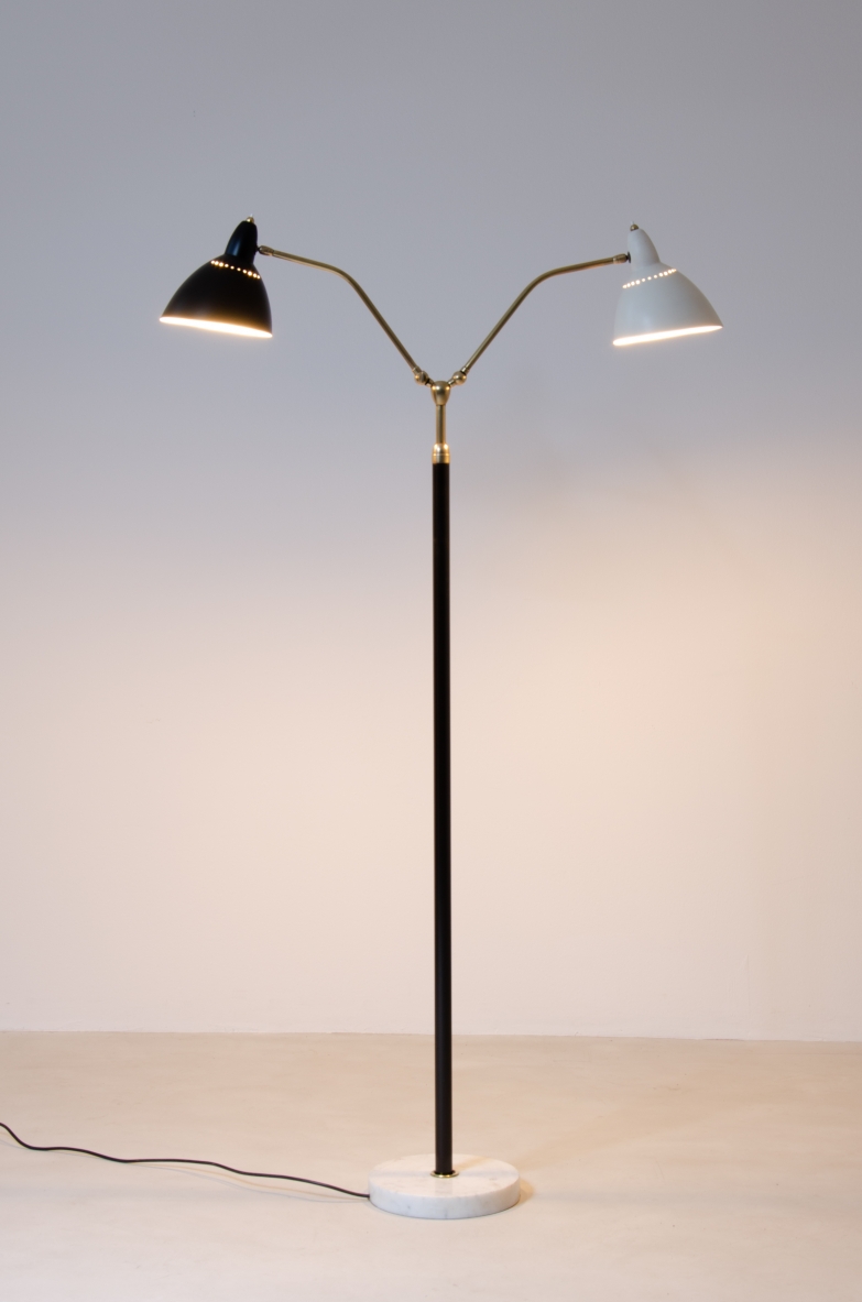 Lampada da terra con base in marmo, stelo in ottone e doppio diffusore in metallo verniciato.  Prod. Lumen, 1950ca.