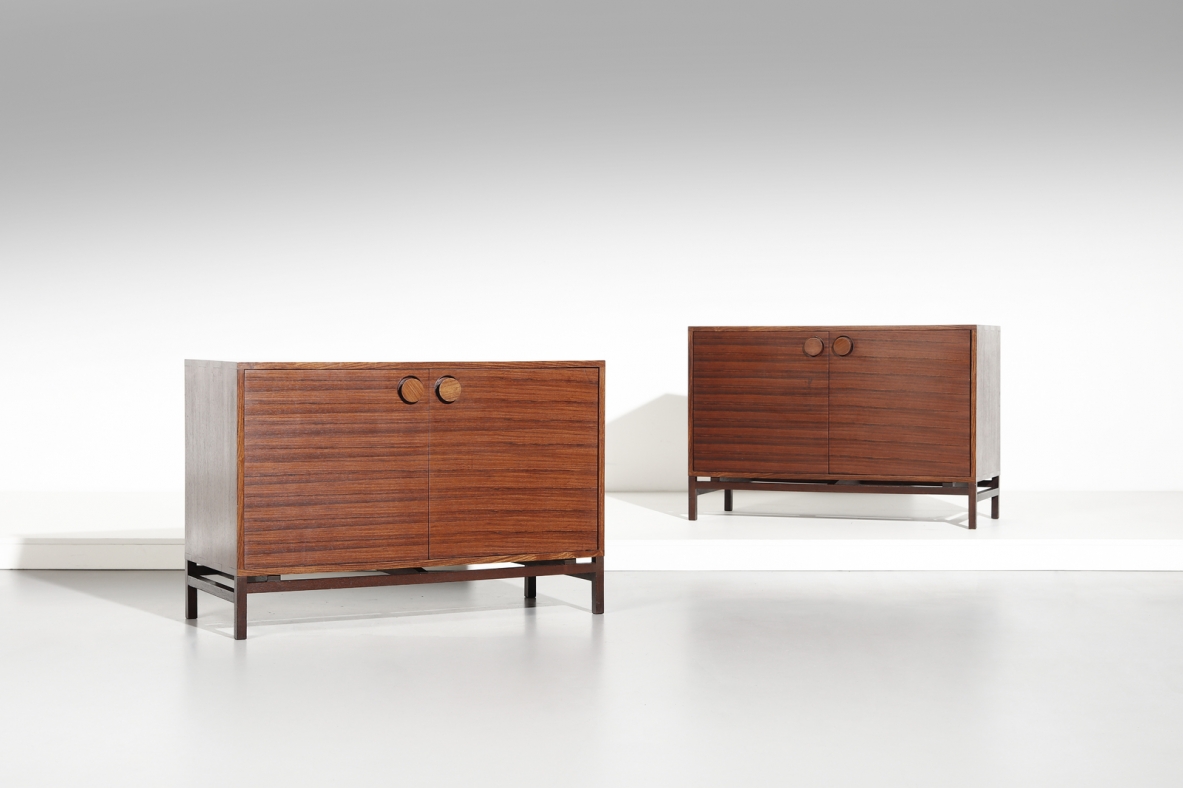 Hans Hove & Palle Petersen  Coppia di raffinati mobili contenitori in palissandro con belle maniglie in legno tornito, ripiani e cassetti all' interno.  Danimarca, 1960ca.