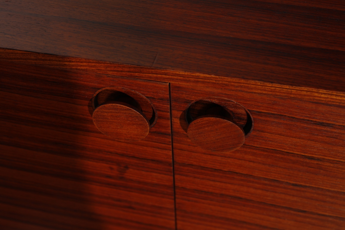 Hans Hove & Palle Petersen  Coppia di raffinati mobili contenitori in palissandro con belle maniglie in legno tornito, ripiani e cassetti all' interno.  Danimarca, 1960ca.