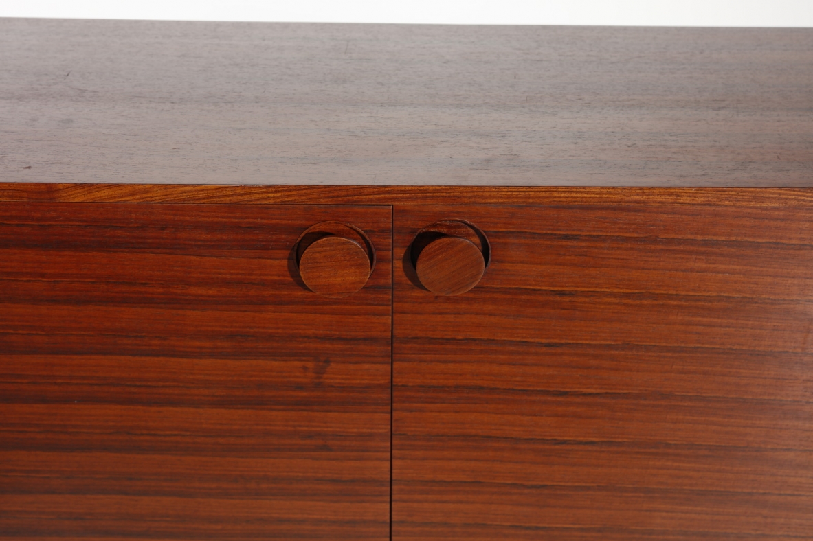 Hans Hove & Palle Petersen  Coppia di raffinati mobili contenitori in palissandro con belle maniglie in legno tornito, ripiani e cassetti all' interno.  Danimarca, 1960ca.