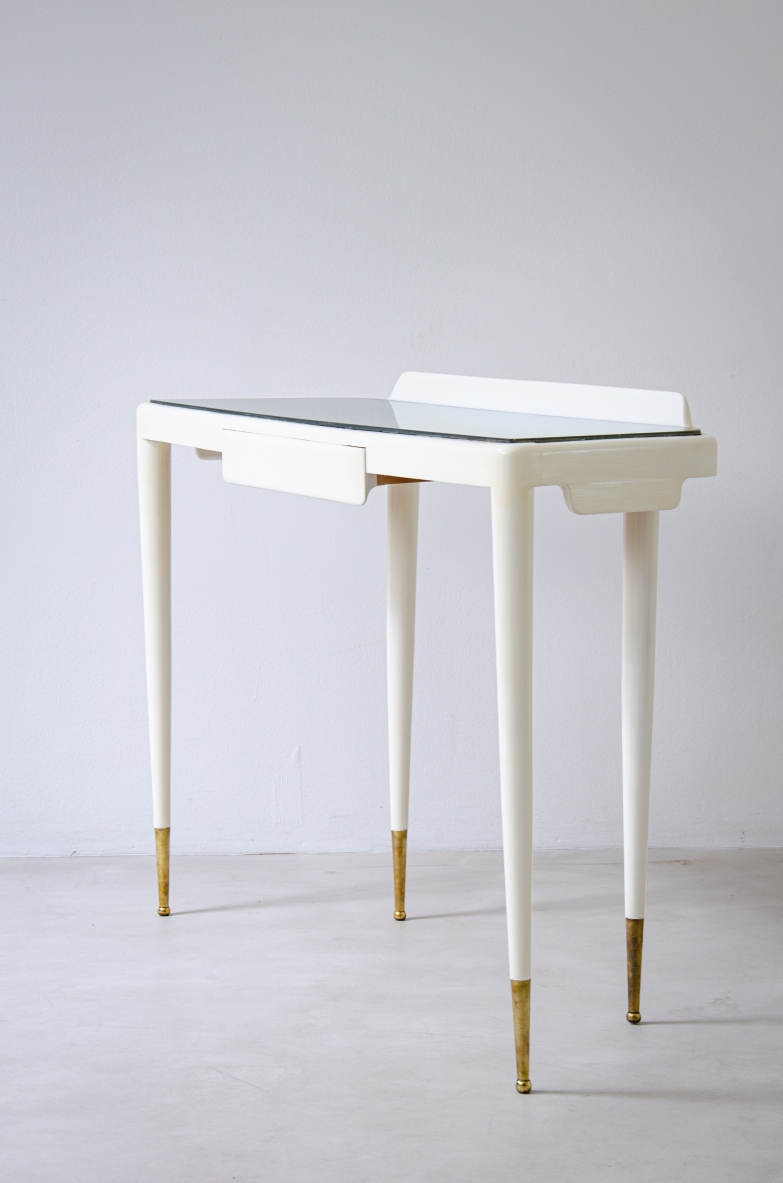 Console nello stile di Gio Ponti in legno laccato bianco con piano in vetro opaline e puntali in ottone.