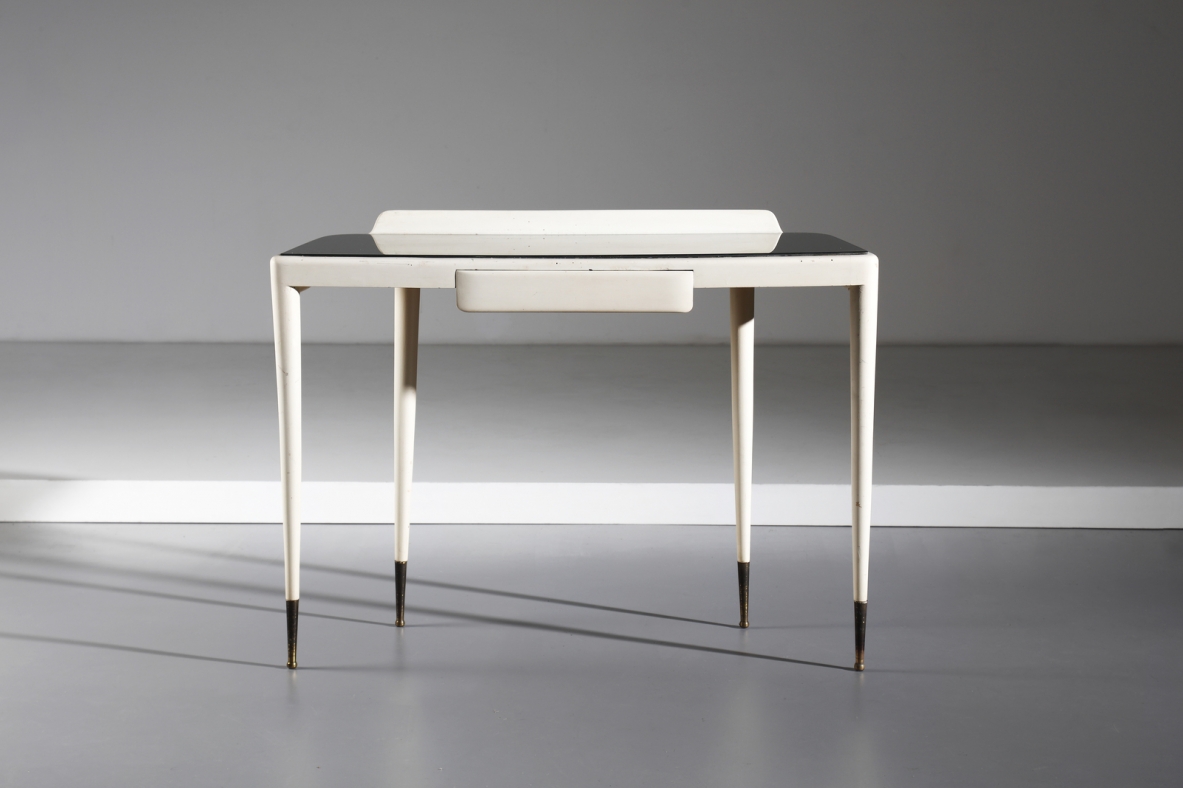 Console nello stile di Gio Ponti in legno laccato bianco con piano in vetro opaline e puntali in ottone.