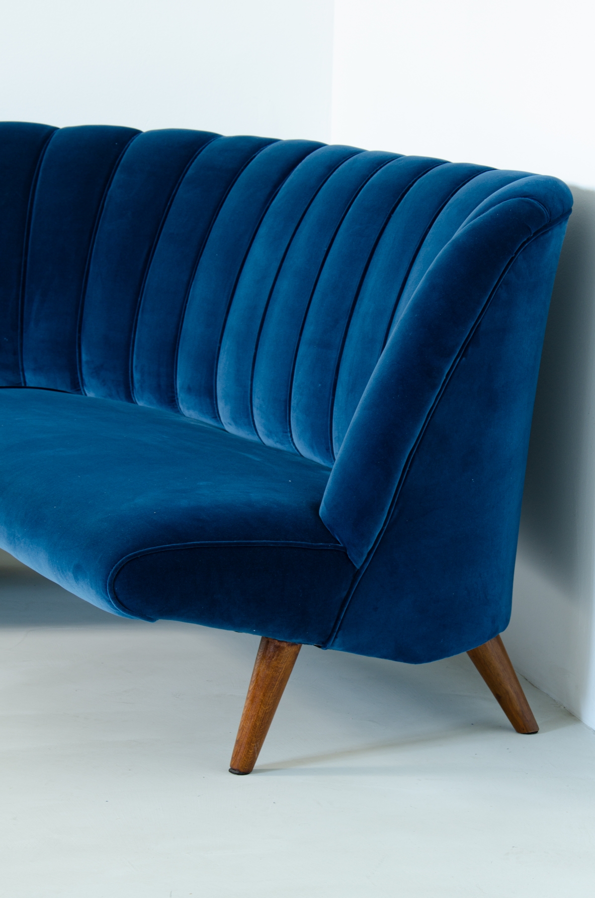 Osvaldo Borsani, Corner sofa upholstered in velvet with elegant patellation on the back.  ABV Arredamenti Borsani Varedo manufacture 1950s.