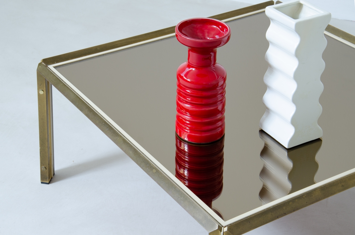 Willy Rizzo (1928-2013)  Tavolino in ottone e metallo verniciato con piano in vetro specchiato bronzo scuro.  Prodotto da Officine Willy Rizzo, Tivoli, 1970.