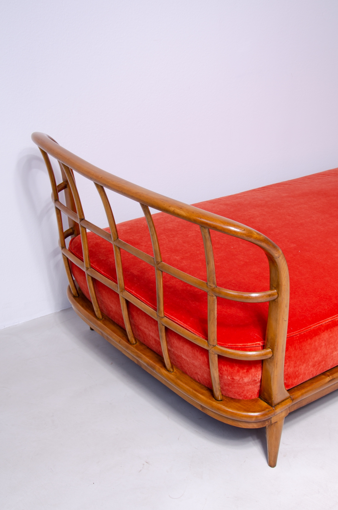 Guglielmo Ulrich, elegante divano/letto con struttura in legno di ciliegio 1940.