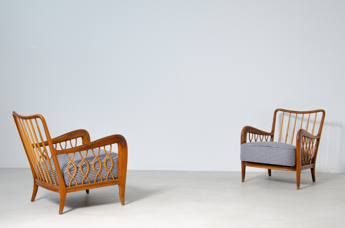 Paolo Buffa (1903 - 1970)  Coppia di rare poltroncine con motivo a nastro in legno di rovere e tessuto imbottito.  Manifattura italiana, anni 40'.