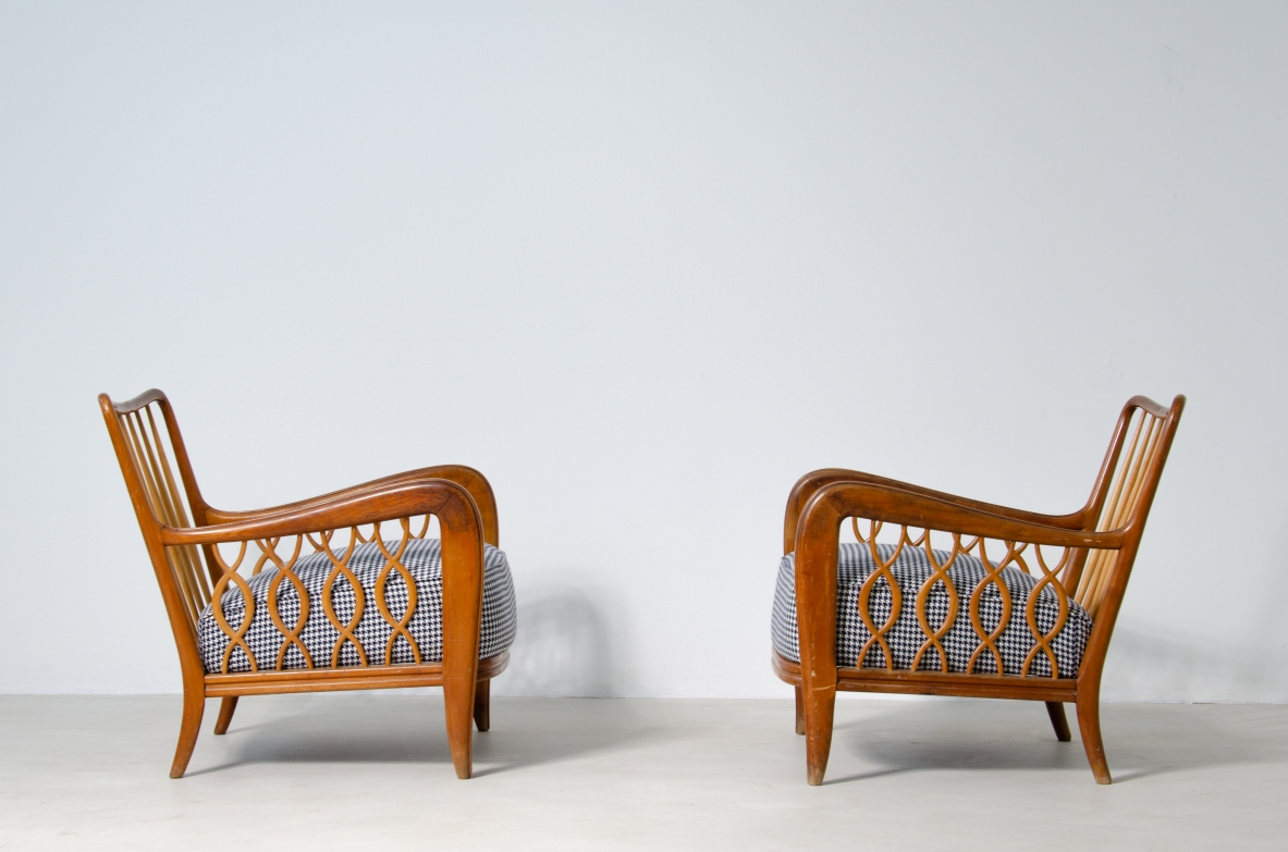 Paolo Buffa (1903 - 1970)  Coppia di rare poltroncine con motivo a nastro in legno di rovere e tessuto imbottito.  Manifattura italiana, anni 40'.