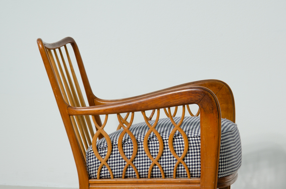 Paolo Buffa (1903 - 1970)  Coppia di rare poltroncine con motivo a nastro in legno di rovere e tessuto imbottito.  Manifattura italiana, anni 40'.