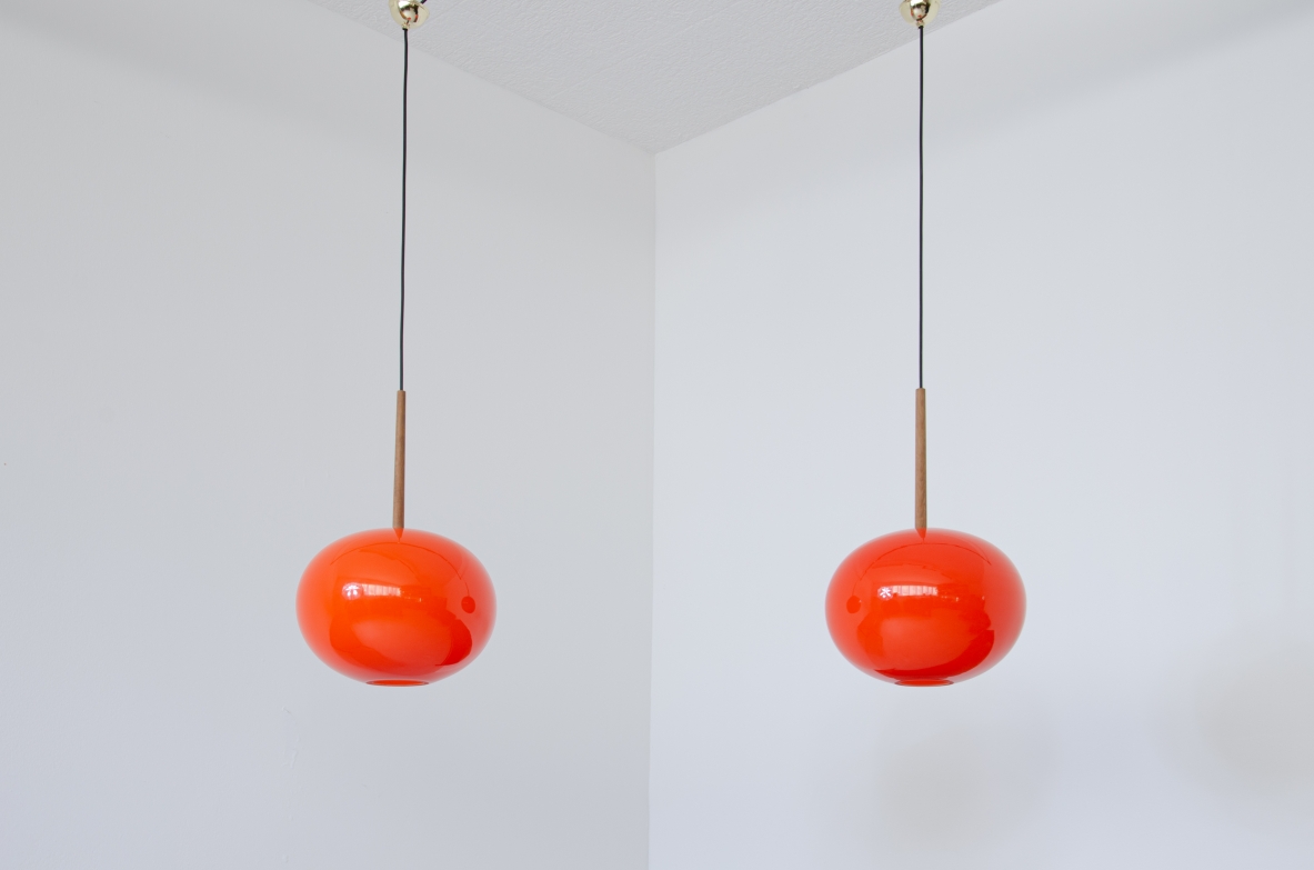 Coppia di lampadari in vetro soffiato e stelo in legno.  Manifattura Scandinava, 1950ca.
