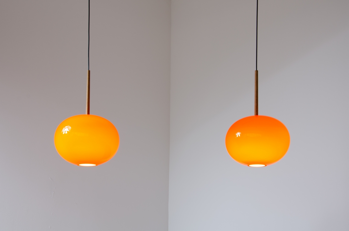 Coppia di lampadari in vetro soffiato e stelo in legno.  Manifattura Scandinava, 1950ca.