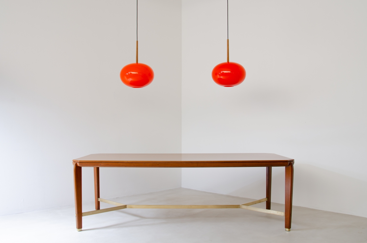 Coppia di lampadari in vetro soffiato e stelo in legno.  Manifattura Scandinava, 1950ca.