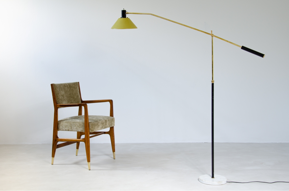 Lampada da terra con cappello in metallo colorato e lungo braccio a snodo in ottone. Stelo in metallo e base in marmo.  Etichetta del produttore.  Stilux Milano, 1955ca.