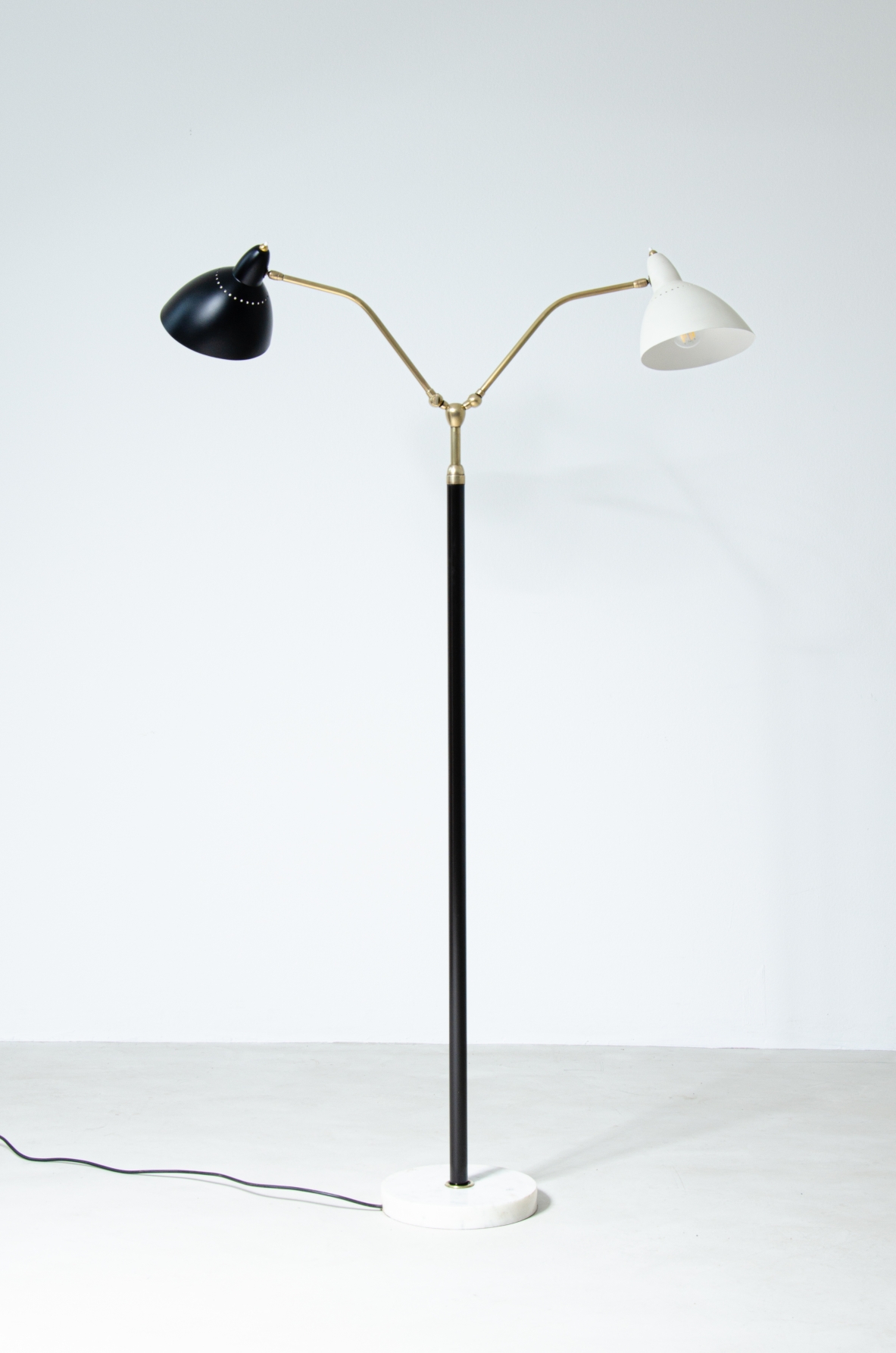 Lampada da terra con base in marmo, stelo in ottone e doppio diffusore in metallo verniciato.  Prod. Lumen, 1950ca.