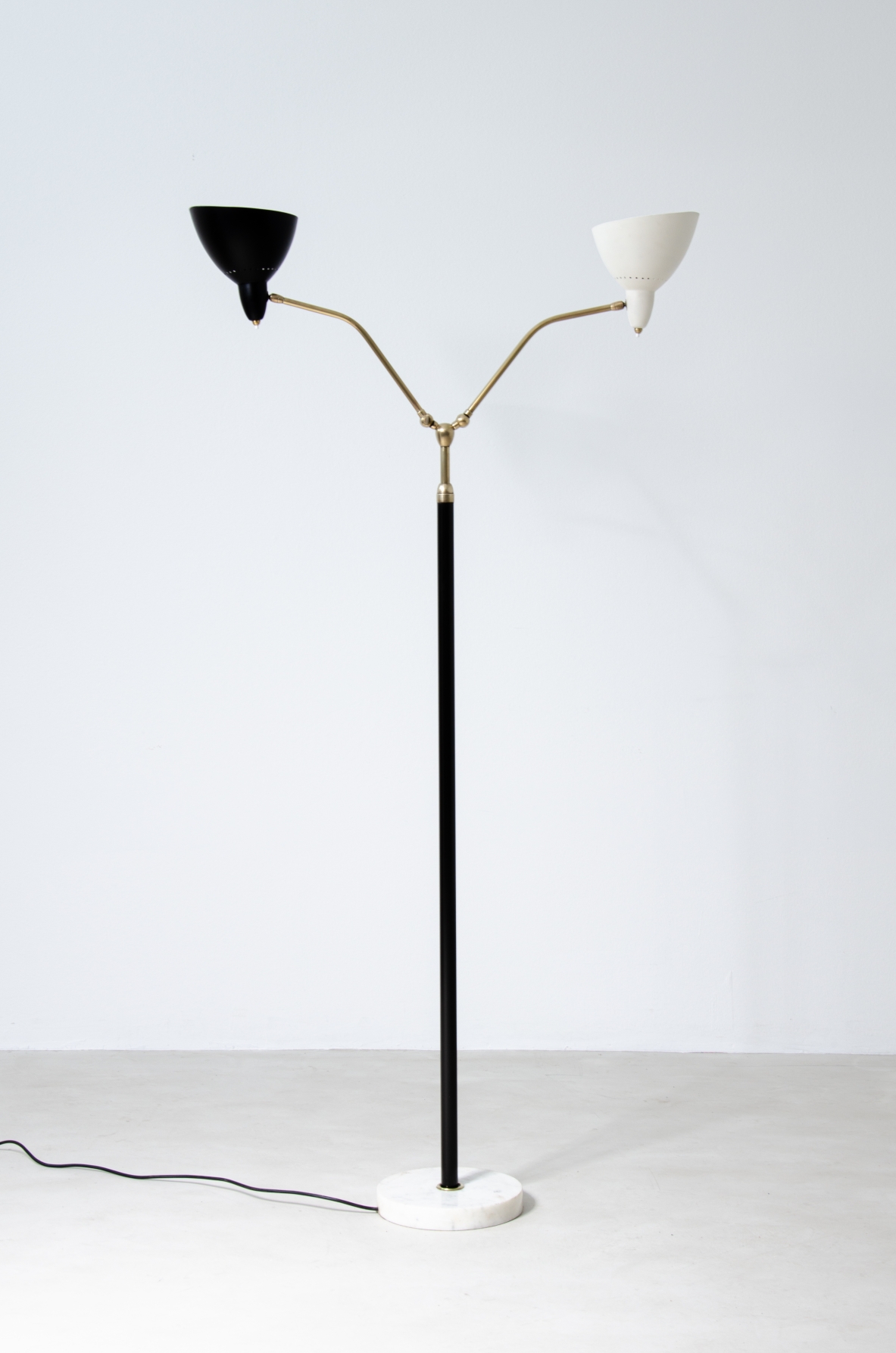 Lampada da terra con base in marmo, stelo in ottone e doppio diffusore in metallo verniciato.  Prod. Lumen, 1950ca.