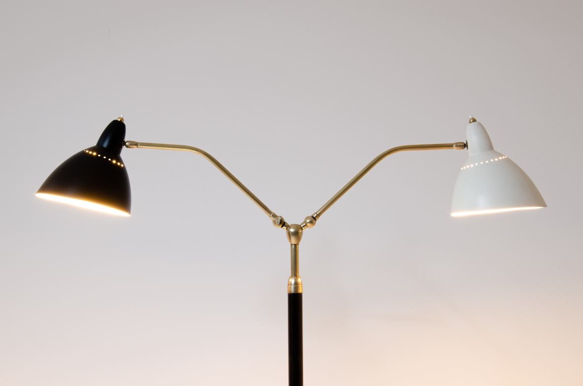 Lampada da terra con base in marmo, stelo in ottone e doppio diffusore in metallo verniciato.  Prod. Lumen, 1950ca.
