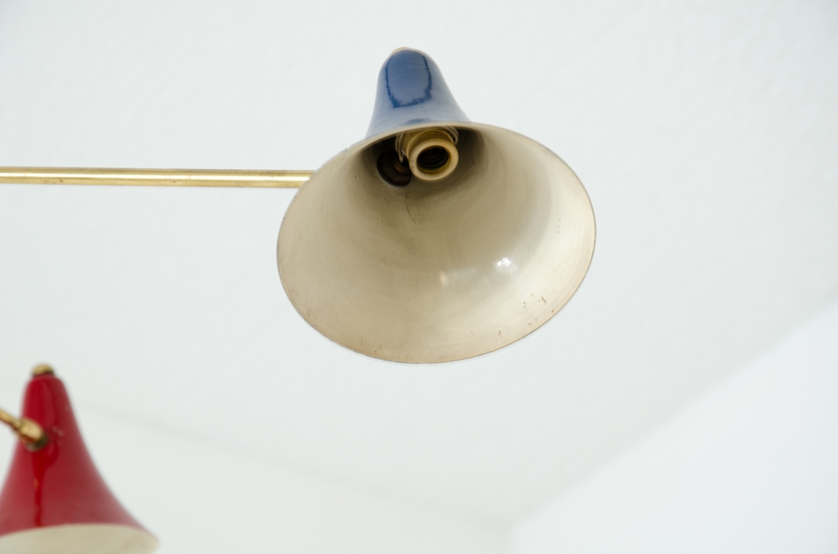 Rara lampada a sospensione con sei bracci in ottone orientabili e diffusori in metallo verniciato.  Manifattura italiana, anni '50.