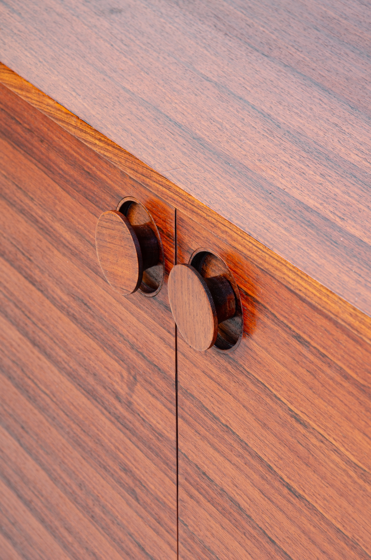 Hans Hove & Palle Petersen  Coppia di raffinati mobili contenitori in palissandro con belle maniglie in legno tornito, ripiani e cassetti all' interno.  Danimarca, 1960ca.