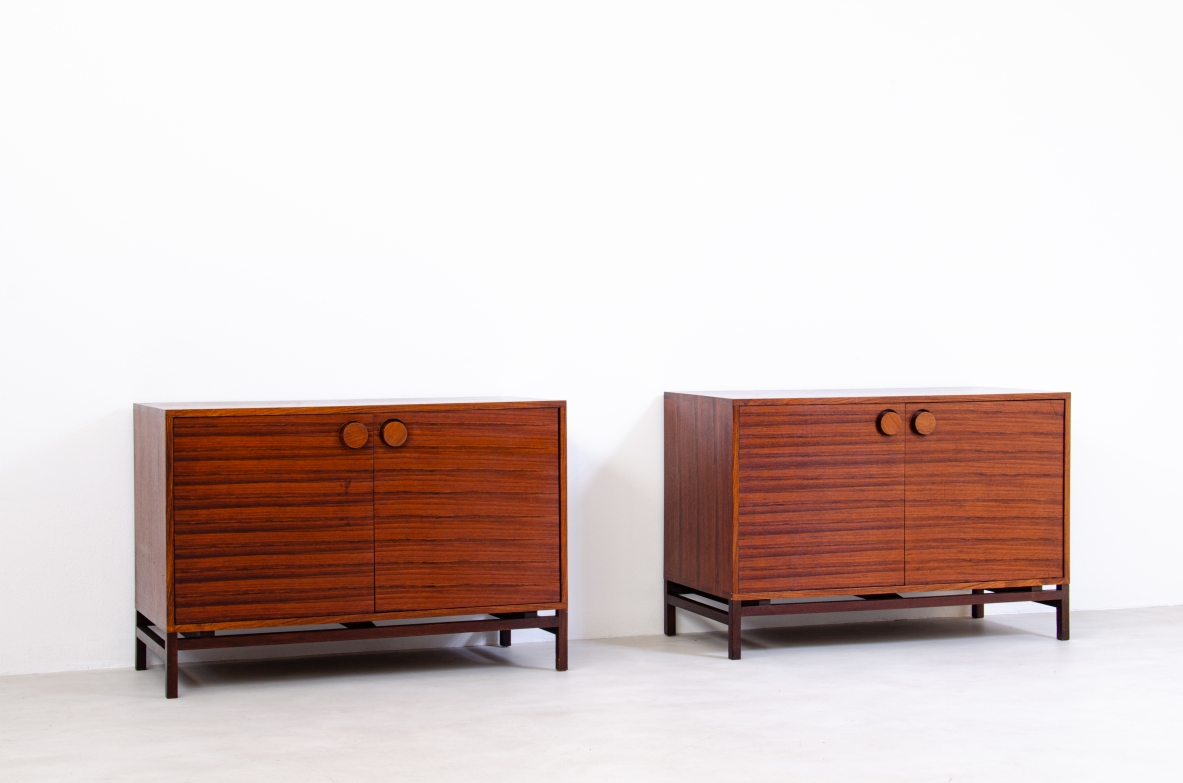 Hans Hove & Palle Petersen  Coppia di raffinati mobili contenitori in palissandro con belle maniglie in legno tornito, ripiani e cassetti all' interno.  Danimarca, 1960ca.
