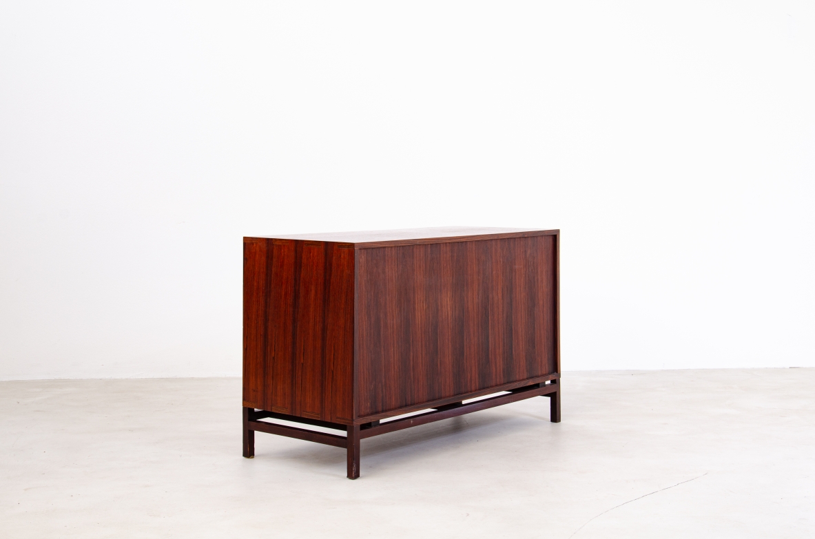 Hans Hove & Palle Petersen  Coppia di raffinati mobili contenitori in palissandro con belle maniglie in legno tornito, ripiani e cassetti all' interno.  Danimarca, 1960ca.