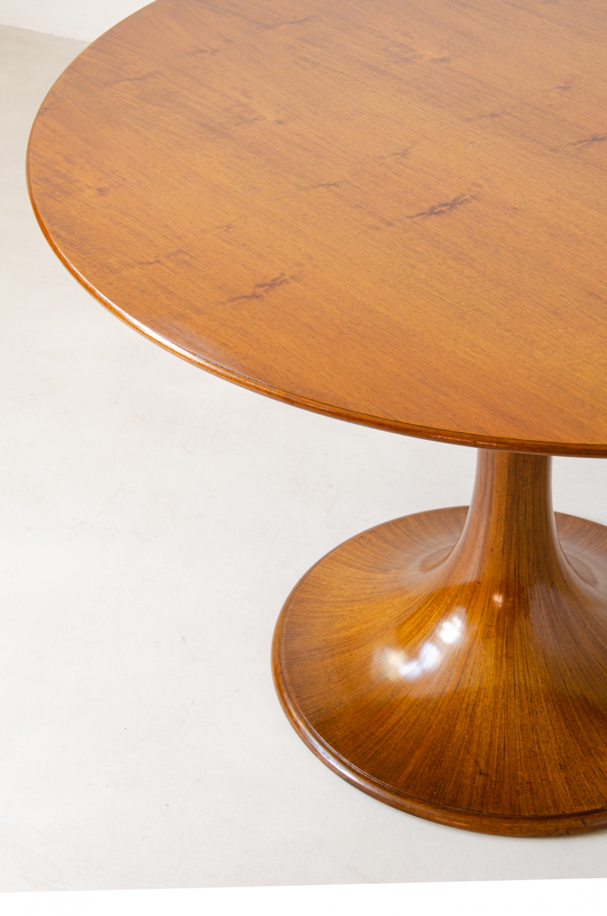 Luigi Massoni, elegant round table 