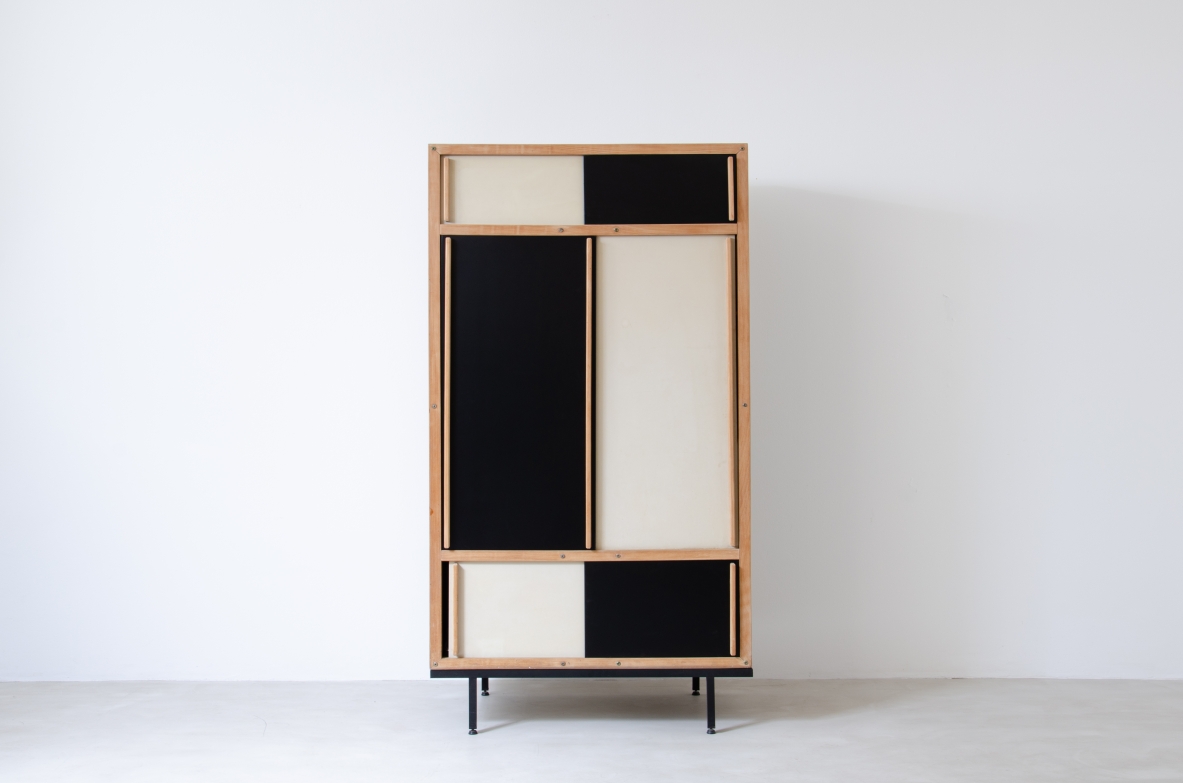 André Sornay (1902.2000)  Cabinet with sliding doors in two-color lacquered wood, wooden structure and lacquered plywood panels, iron base.  France, Lyon, 1950's.