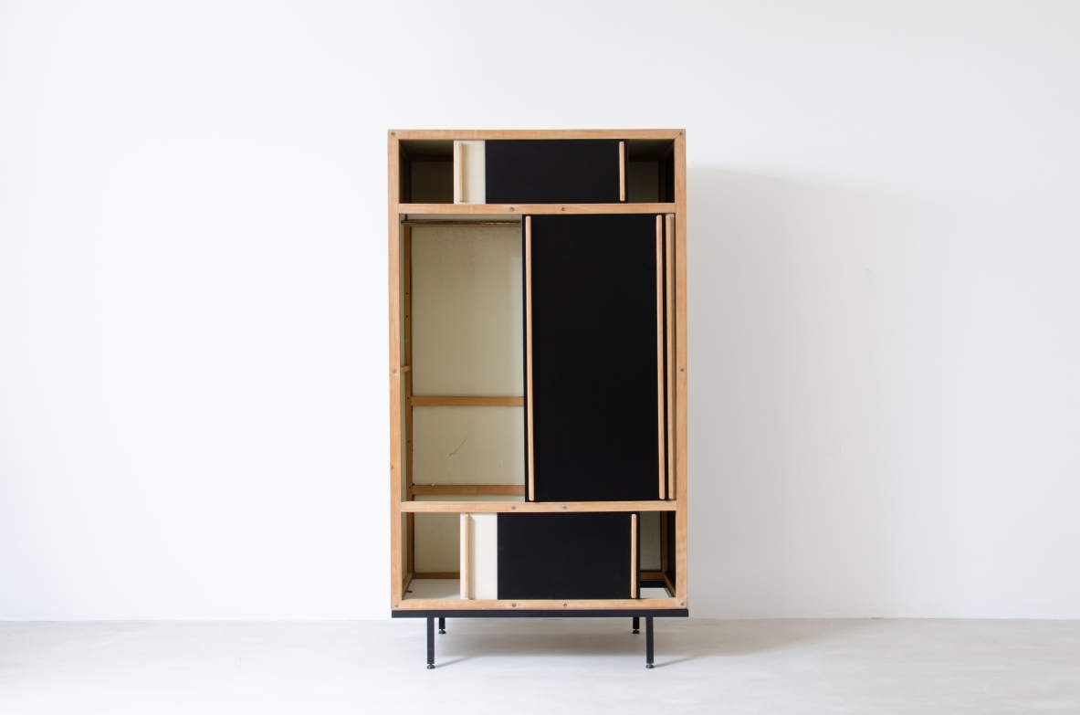 André Sornay (1902.2000)  Cabinet with sliding doors in two-color lacquered wood, wooden structure and lacquered plywood panels, iron base.  France, Lyon, 1950's.
