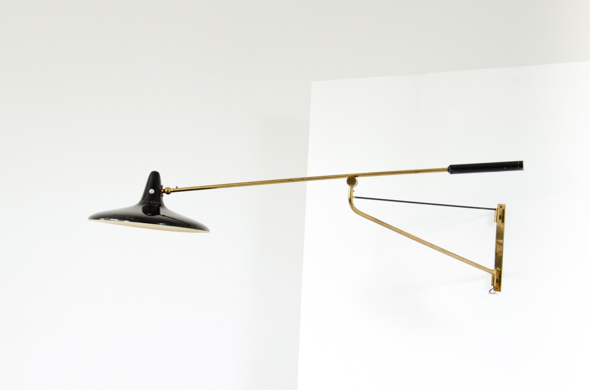Stilnovo, rare 1950's adjustable wall light in painted metal and brass.  Stamp of the manufacturer.