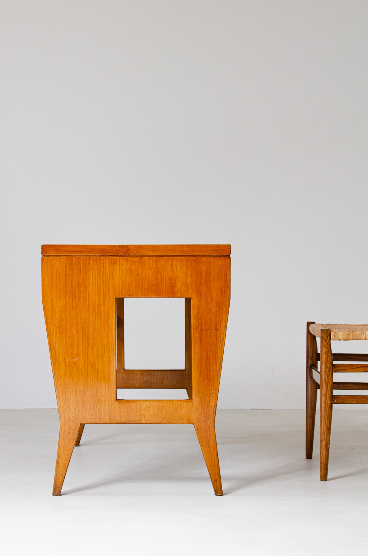 Giò Ponti, scrivania in legno e puntali in ottone, Marchio originale BNL 1950