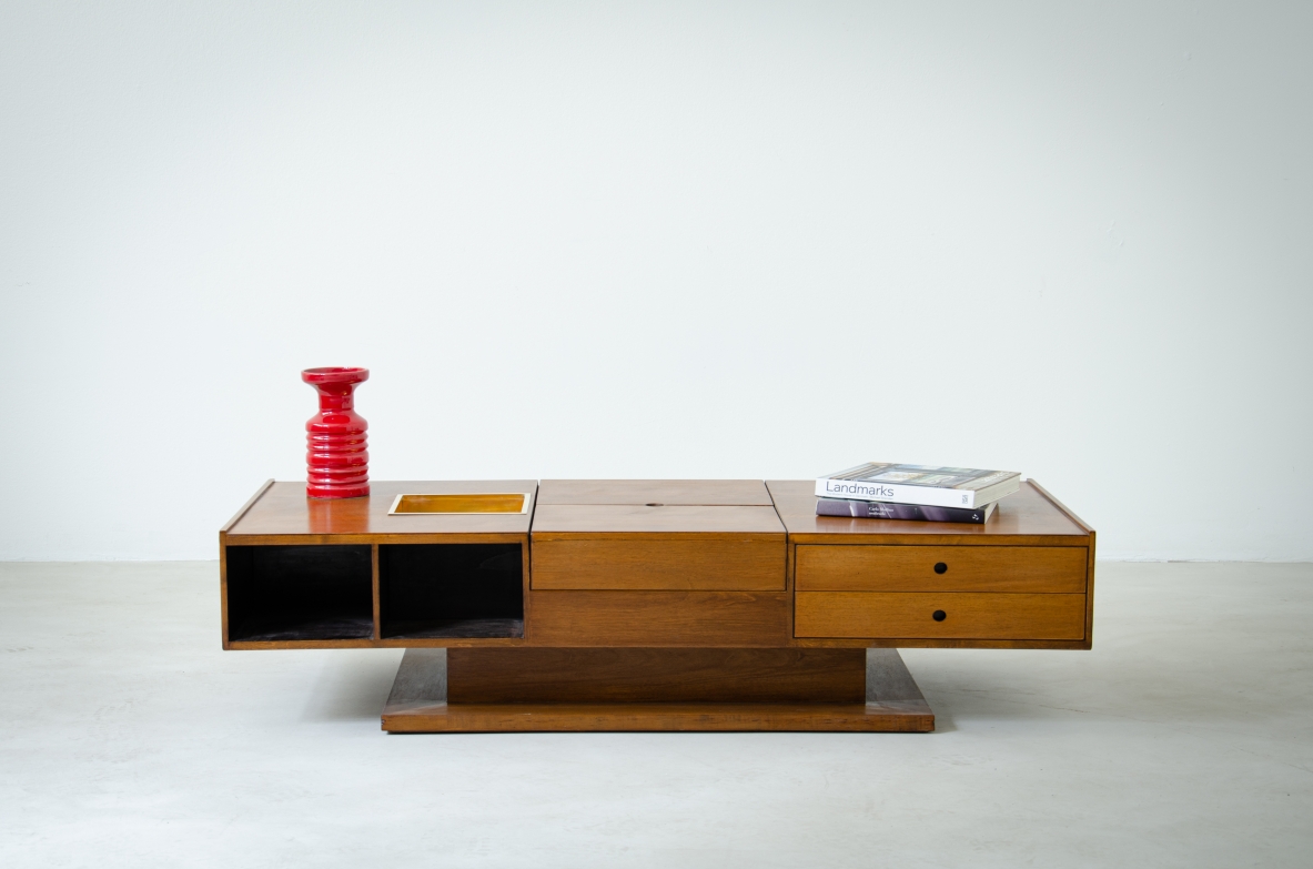 Low table in blond walnut with compartments and drawers on the sides and bar compartment in the central part with brass box on one side.  Claudio Salocchi for Sormani, 1960s.