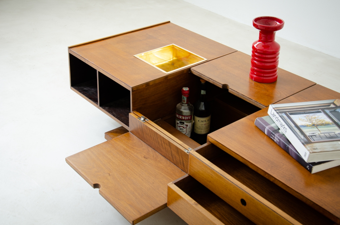 Low table in blond walnut with compartments and drawers on the sides and bar compartment in the central part with brass box on one side.  Claudio Salocchi for Sormani, 1960s.