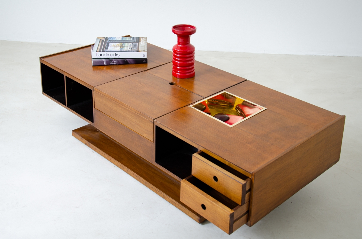Low table in blond walnut with compartments and drawers on the sides and bar compartment in the central part with brass box on one side.  Claudio Salocchi for Sormani, 1960s.