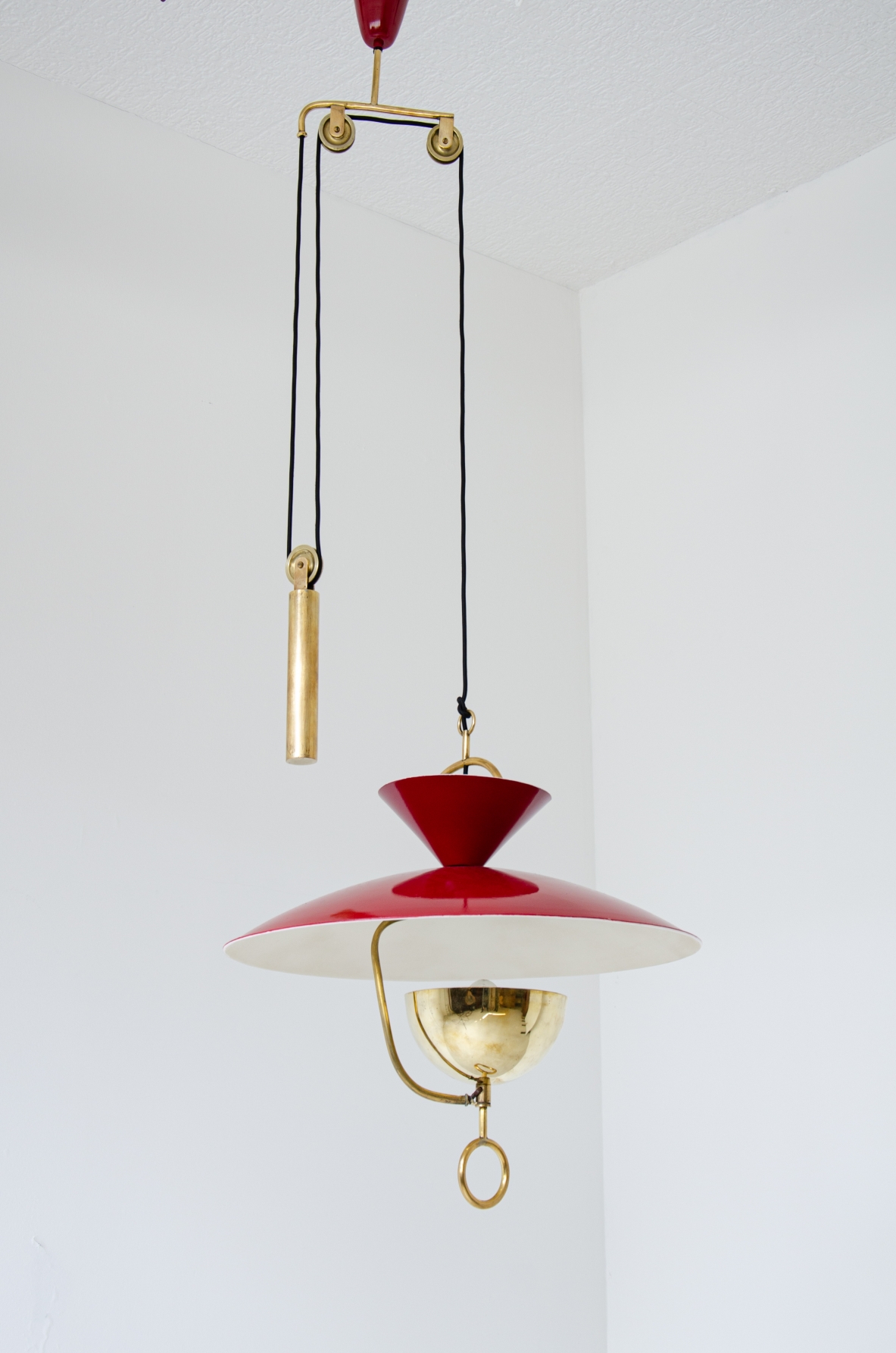 Rare 6-light adjustable chandelier in lacquered metal and brass with counterweight and pulleys.  Italian manufacture, 1940's.
