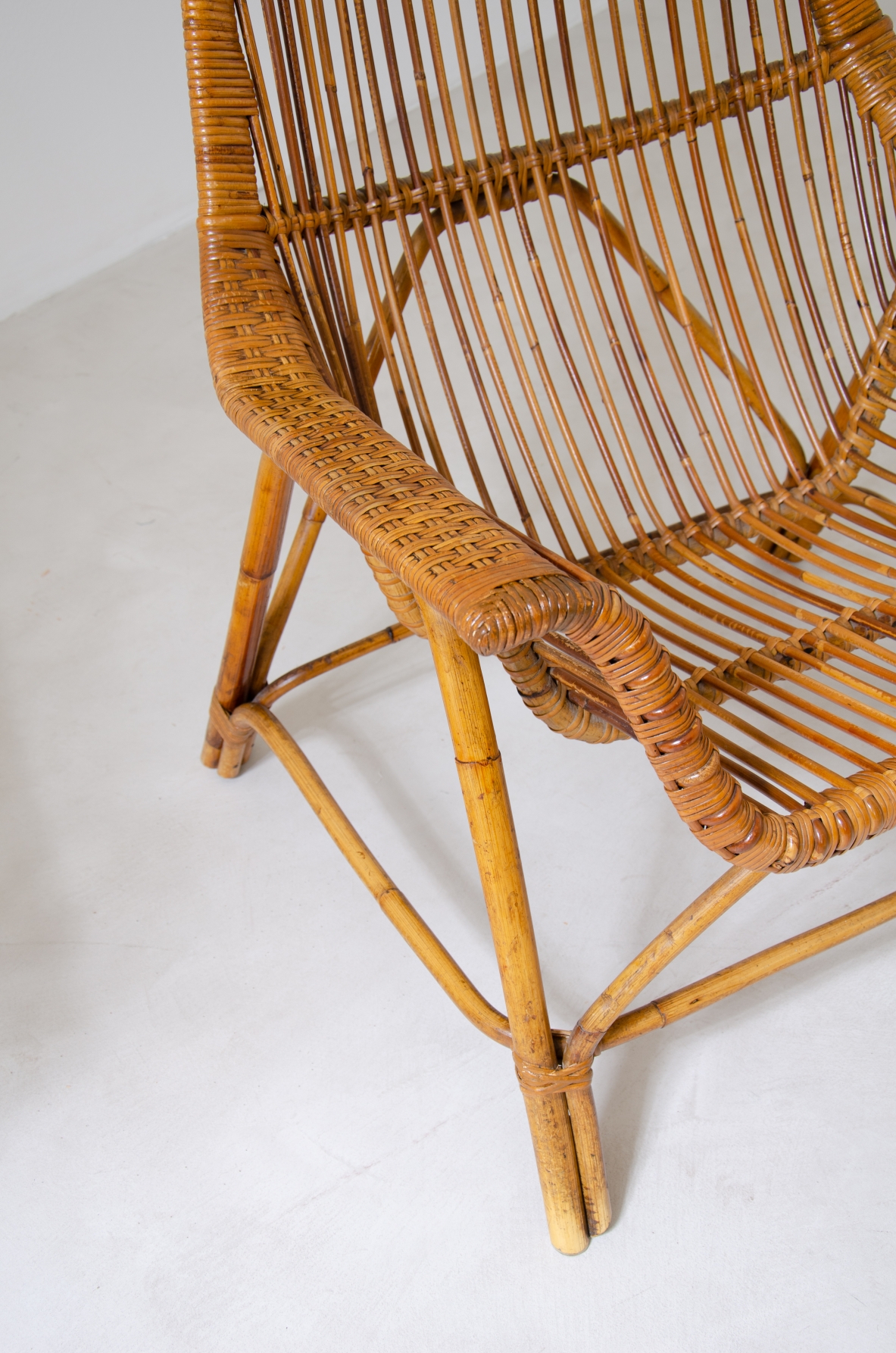 Coppia di sedute in vimini e bambù.  Manifattura italiana, anni '50.