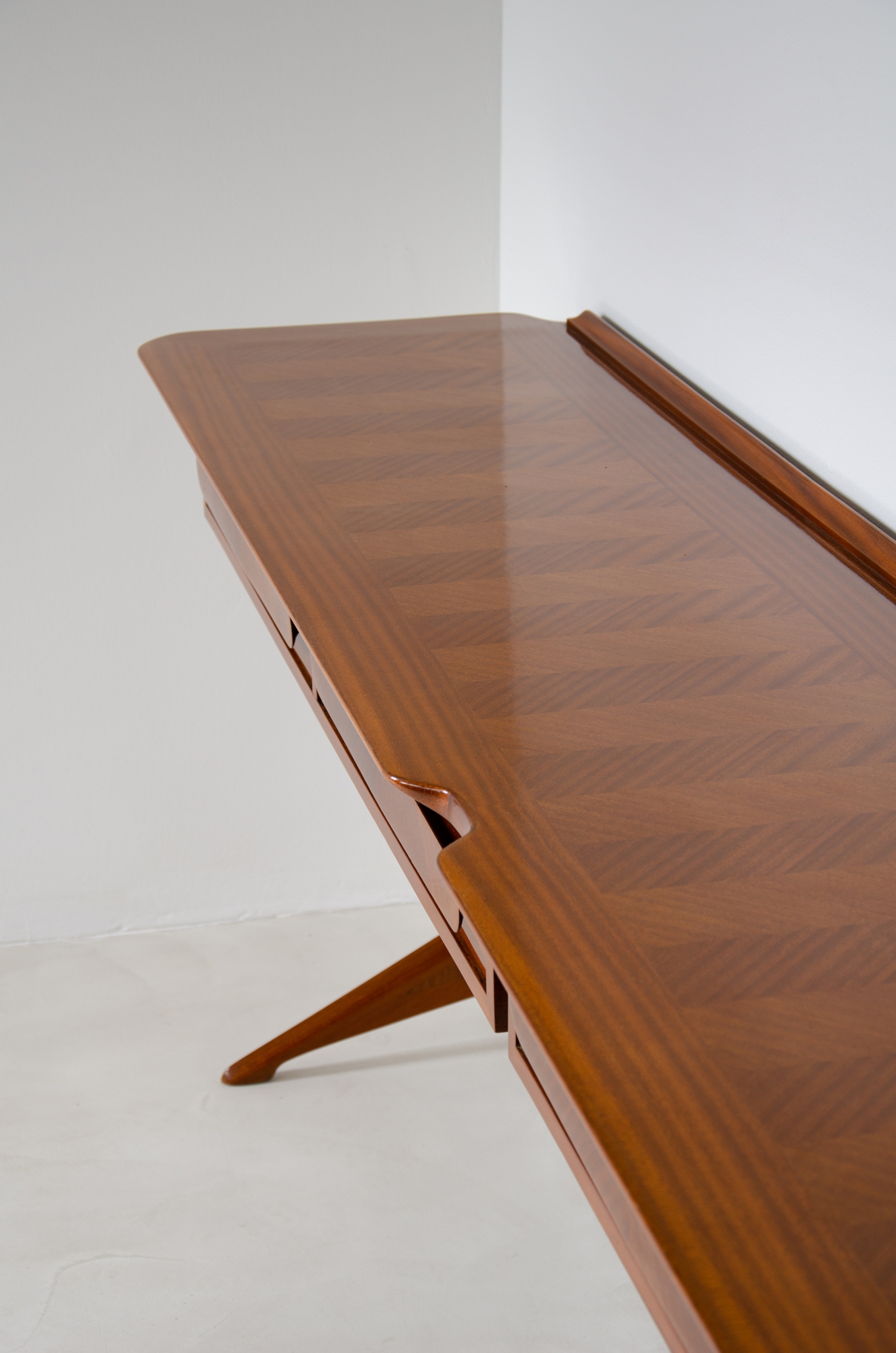 Ico Parisi (1916-1996)  Rara console di grandi dimensioni Manifattura italiana, 1950.