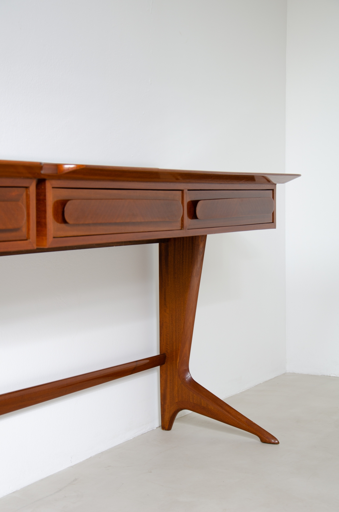 Ico Parisi (1916-1996)  Rara console di grandi dimensioni Manifattura italiana, 1950.