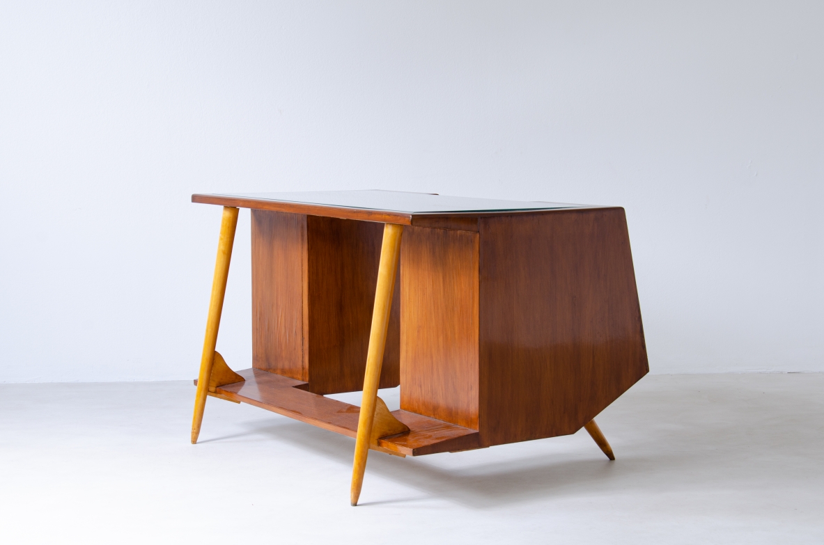 Luigi Olivieri. Rara scrivania modernista in noce e acero biondo con piano in vetro molato. Manifattura 1950ca