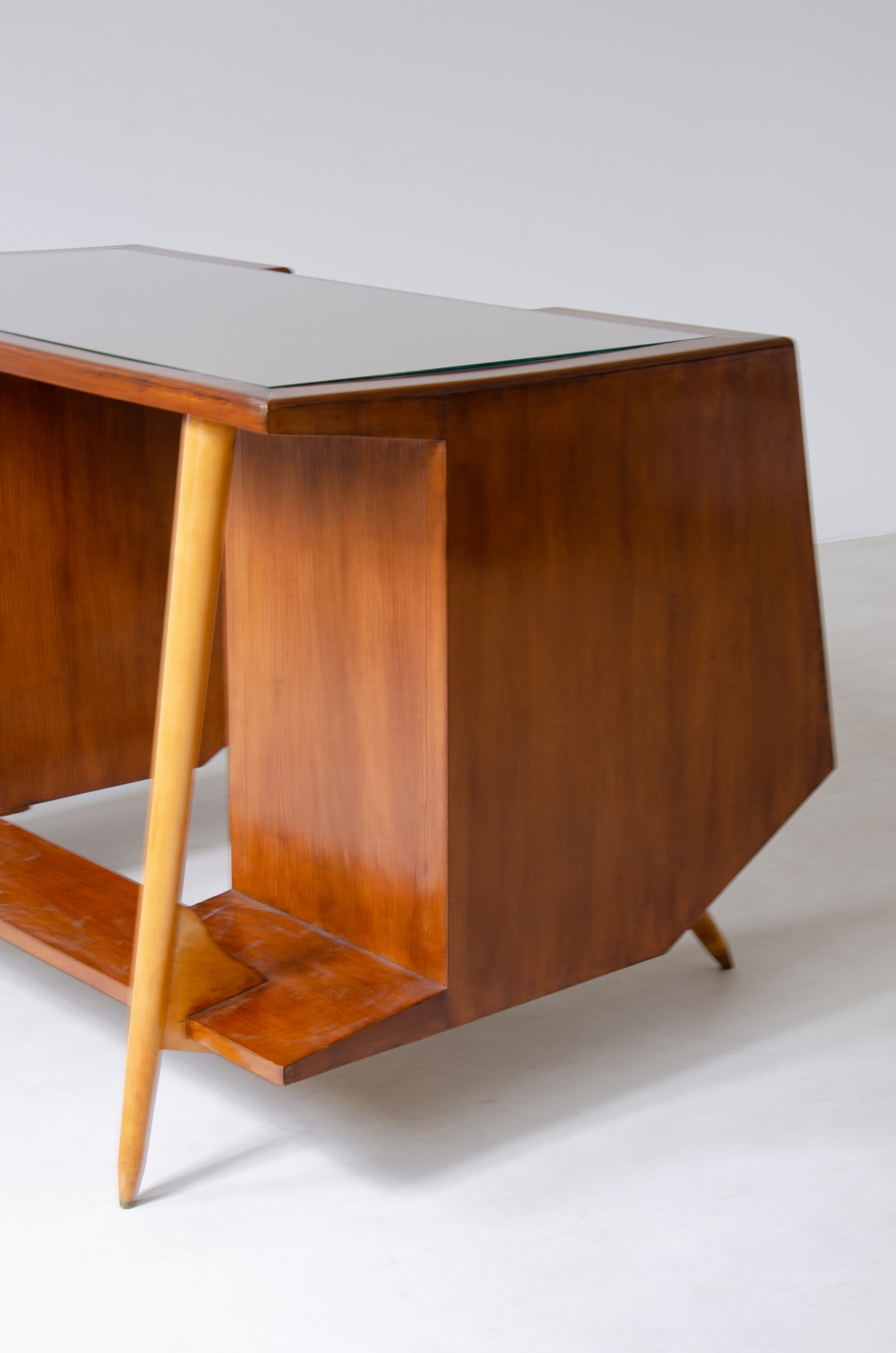 Luigi Olivieri. Rara scrivania modernista in noce e acero biondo con piano in vetro molato. Manifattura 1950ca