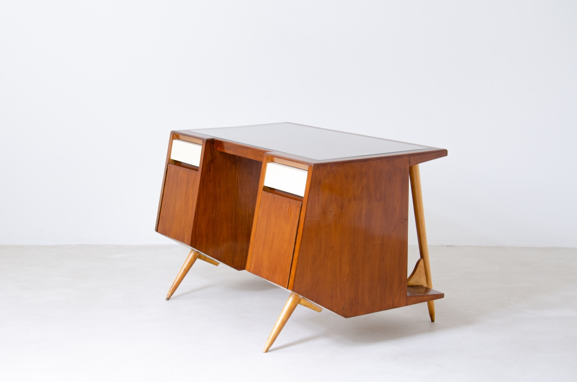 Luigi Olivieri. Rara scrivania modernista in noce e acero biondo con piano in vetro molato. Manifattura 1950ca