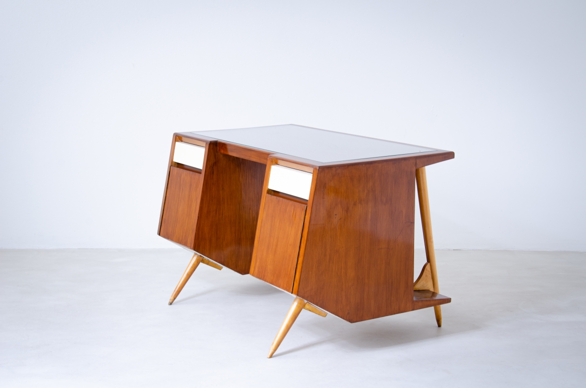 Luigi Olivieri. Rara scrivania modernista in noce e acero biondo con piano in vetro molato. Manifattura 1950ca