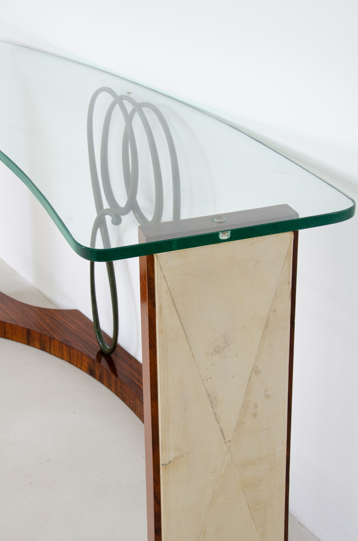 Elegante console con montanti laterali rivestiti in pergamena Attr.Guglielmo Ulrich, 1940ca.