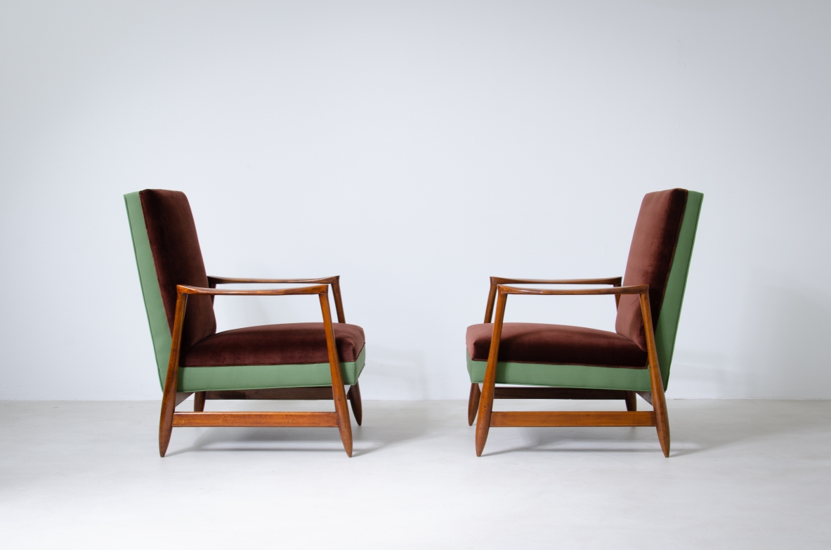 Elegante coppia di poltrone con struttura in legno e tessuto imbottito.  Manifattura italiana, 1960ca.