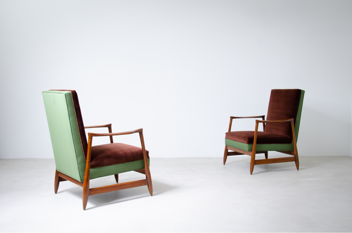 Elegante coppia di poltrone con struttura in legno e tessuto imbottito.  Manifattura italiana, 1960ca.