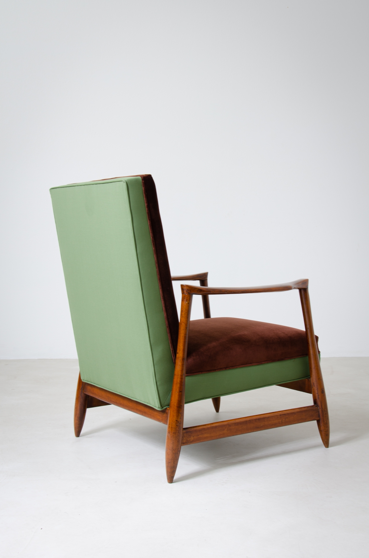 Elegante coppia di poltrone con struttura in legno e tessuto imbottito.  Manifattura italiana, 1960ca.