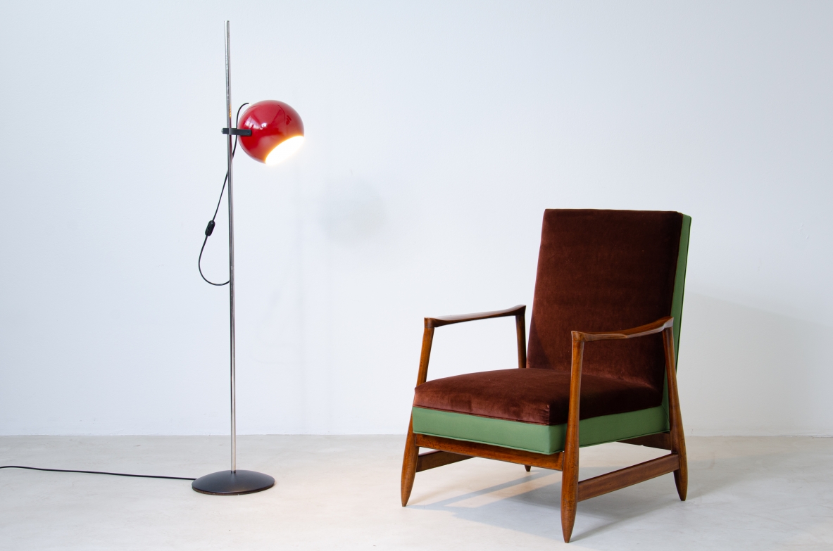 Elegante coppia di poltrone con struttura in legno e tessuto imbottito.  Manifattura italiana, 1960ca.